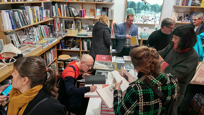 PHOTOS La signature de l'historien Michel Poivert, Prix HiP 2019 catégorie Histoire de la photographie, à la librairie La Comète (Paris)