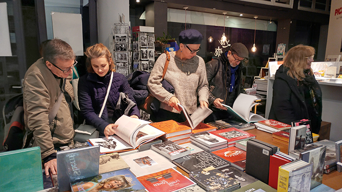 PHOTOS La signature de l'historien Michel Poivert, Prix HiP 2019 catégorie Histoire de la photographie, à la librairie La Comète (Paris)