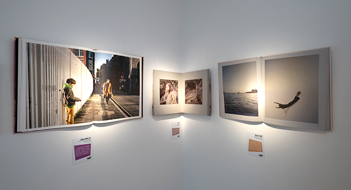 "Une bibliothèque photographique, 40 femmes à livre ouvert", la première exposition de livres entièrement consacrée aux femmes photographes