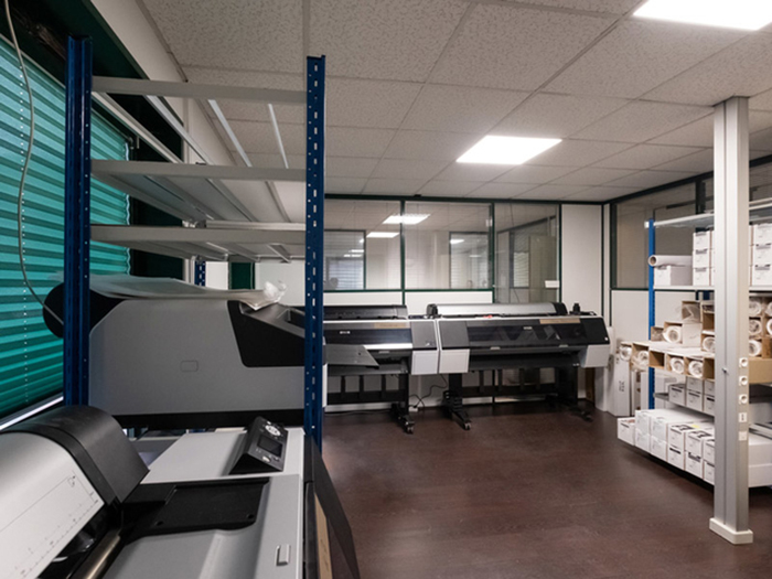 Le laboratoire est situé en proche banlieue parisienne à Croissy-sur-Seine dans les Yvelines, à quelques kilomètres de Saint-Germain-en-Laye. Le laboratoire est situé en proche banlieue parisienne à Croissy-sur-Seine dans les Yvelines, à quelques kilomètres de Saint-Germain-en-Laye.