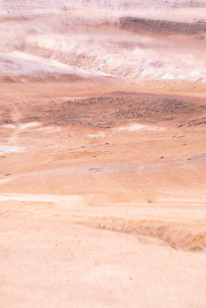 Flore Prébay et sa série "Deuil blanc" à l'exposition En famille, organisée par HiP