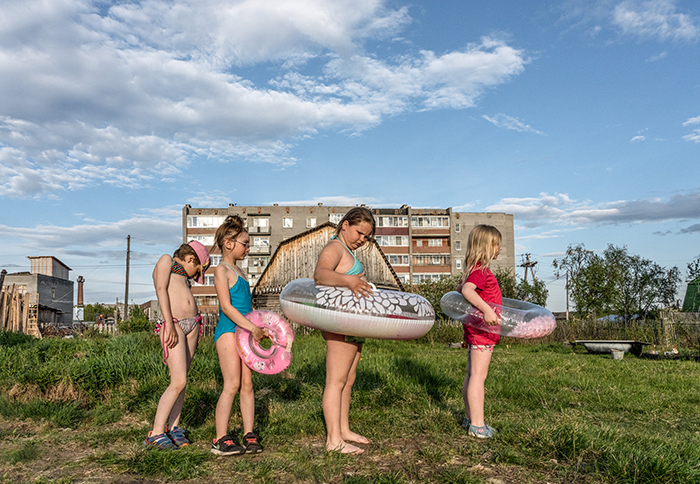 Natalya Saprunova et sa série "Peuple boréal" à l'exposition En famille, organisée par HiP
