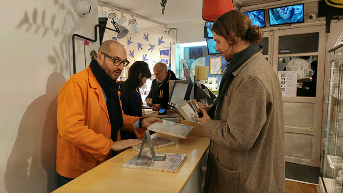 PHOTOS La signature de FLORE à la librairie Artazart (Paris)