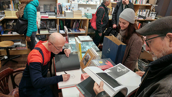 PHOTOS La signature de l'historien Michel Poivert, Prix HiP 2019 catégorie Histoire de la photographie, à la librairie La Comète (Paris)