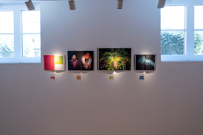 "Une bibliothèque photographique, 40 femmes à livre ouvert", la première exposition de livres entièrement consacrée aux femmes photographes