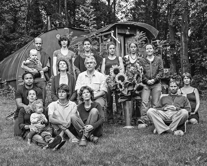 Reynald Halloy et sa série "La Baraque" à l'exposition En famille, organisée par HiP