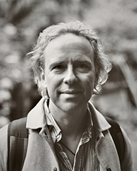 Reynald Halloy et sa série "La Baraque" à l'exposition En famille, organisée par HiP