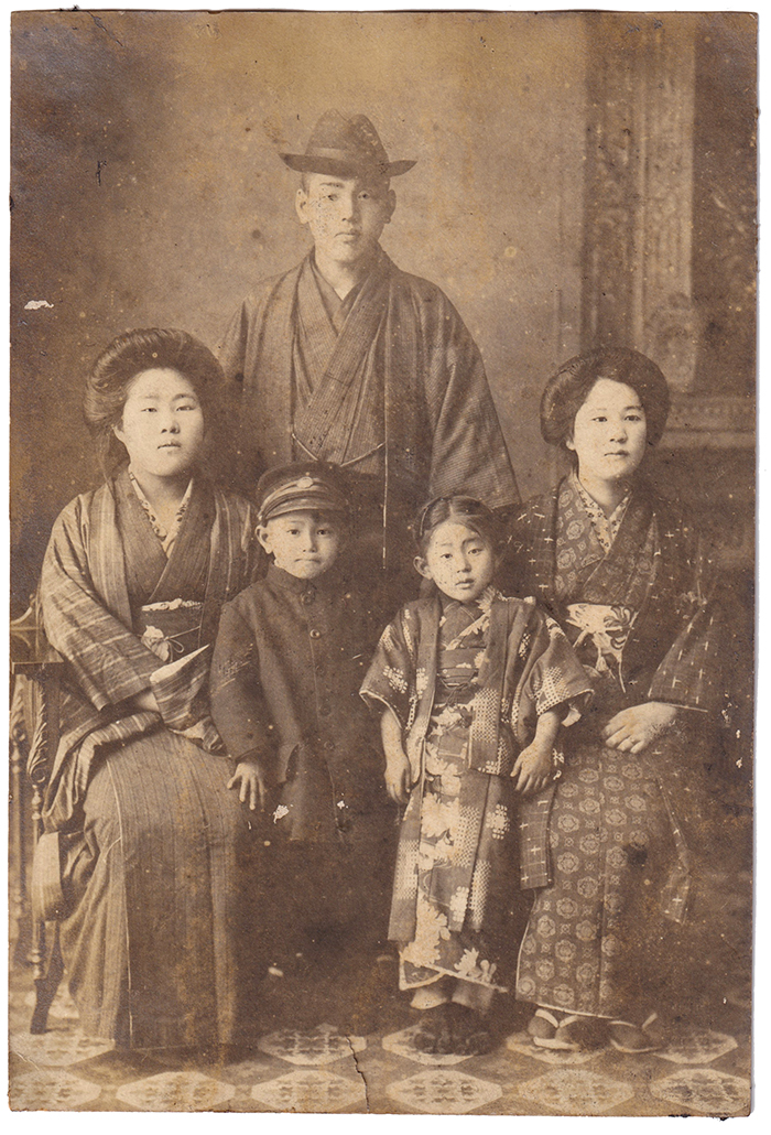 "Famille, cet archipel", un album japonais imaginaire présenté à l'exposition En famille, organisée par HiP