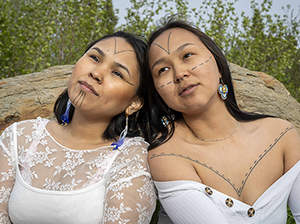 Natalya Saprunova et sa série "Peuple boréal" à l'exposition En famille, organisée par HiP