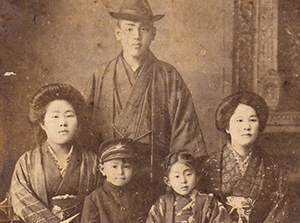 "Famille, cet archipel", un album japonais imaginaire présenté à l'exposition En famille, organisée par HiP